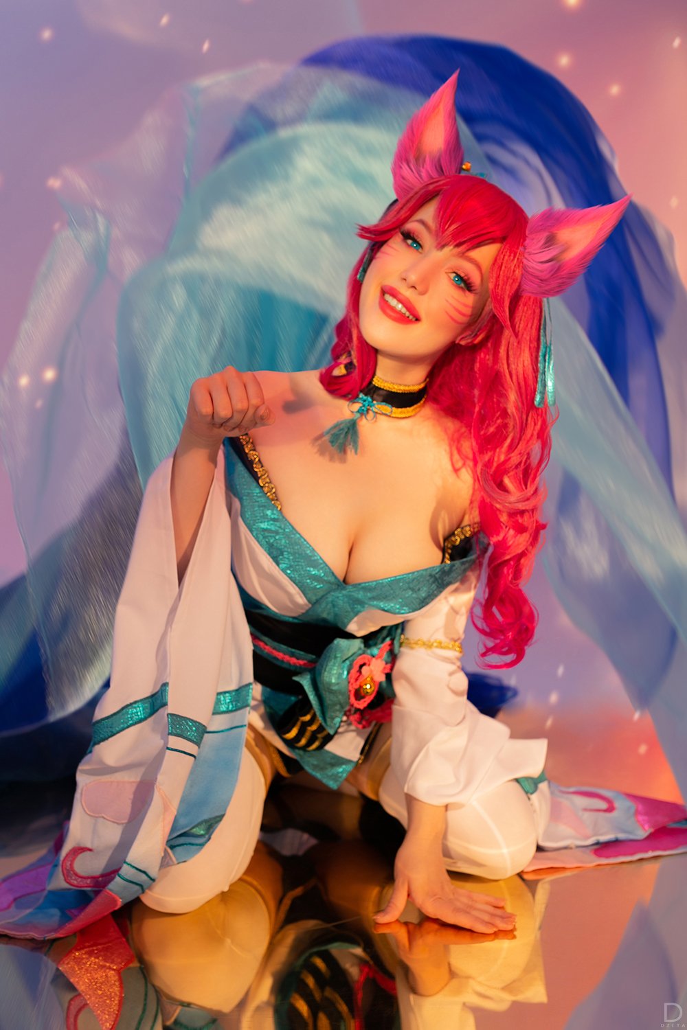 Never thought I’d say this phrase but… This fox looks cute and sexy at the same time 🦊
Btw, did you hear the news about Ahri’s upcoming rework? Any Ahri Mains here?
Md: @Lada_lyumosCOS
Ph: @Varian_Kaveli
#Ahri #LeagueOfLegends #SpiritBlossomAhri #Ahricosplay https://t.co/z4g3yacSH0