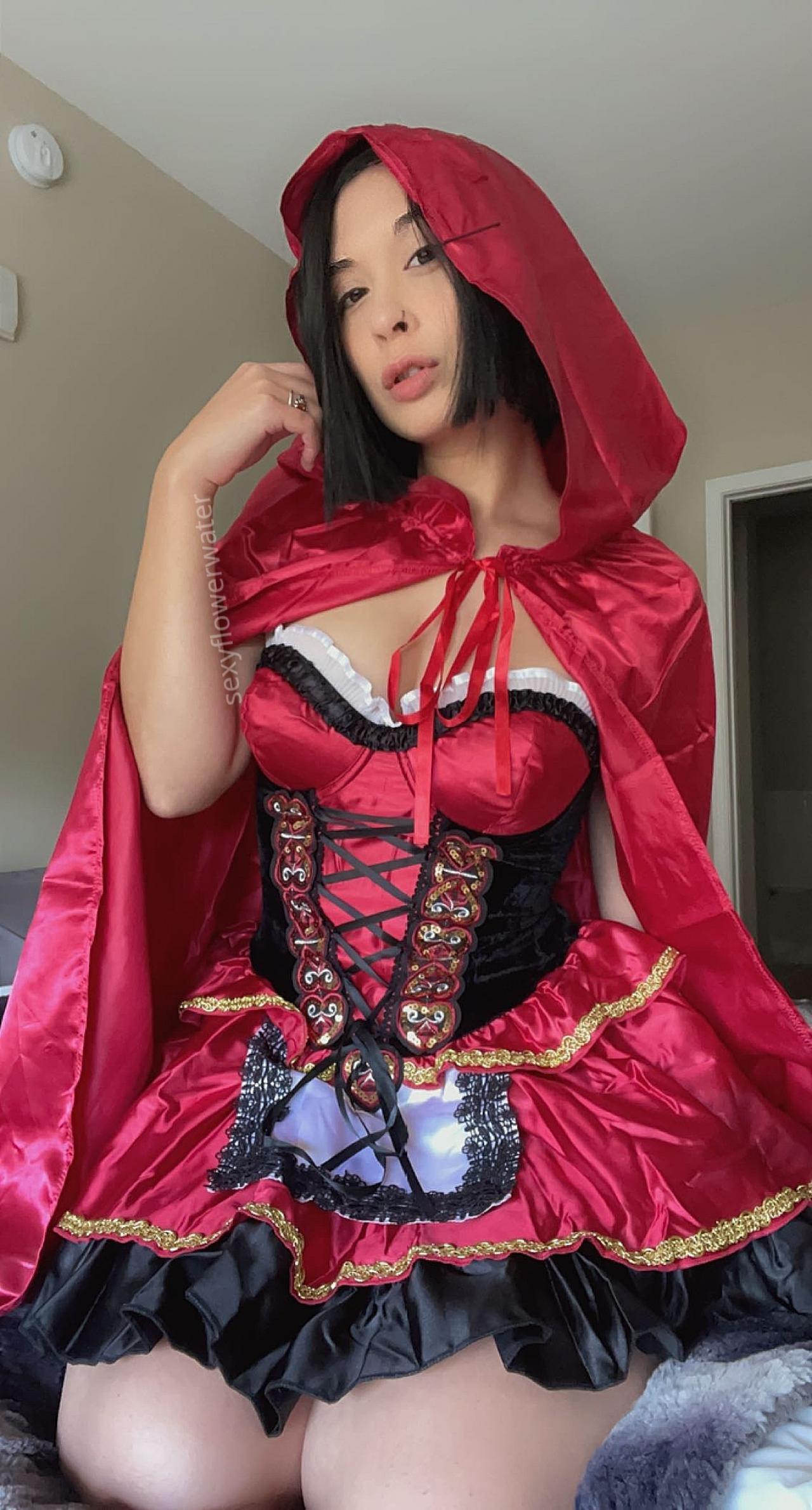 Super late. I mean to do lil red for Halloween, but some things due to therapy happened. And so now it's just here :DLil red~